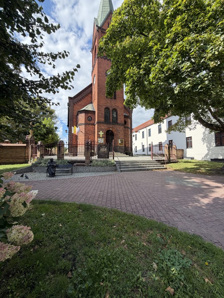 Wejście do kościoła Najświętszego Serca Jezusa w Środzie Wielkopolskiej